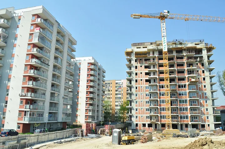 Salt imobiliar sau capcană financiară? Ce înseamnă dublarea plafonului „Noua Casă” pentru buzunarul tinerilor