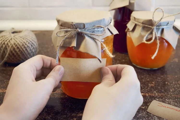 De ce se desprind etichetele de pe borcanele cu conserve făcute în casă. Cum poți preveni acest lucru