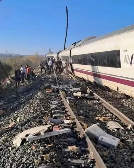 Două vagoane au căzut de pe terasament