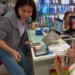 Valerie Lungu s-a pus în genunchi în fața unei vânzătoare la Asia Express